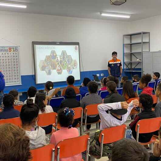 Agentes da Defesa Civil conversam com alunos sobre áreas de risco e degradação ambiental