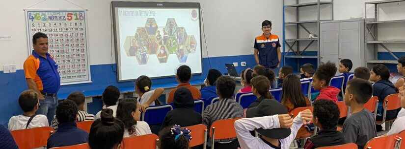 Agentes da Defesa Civil conversam com alunos sobre áreas de risco e degradação ambiental