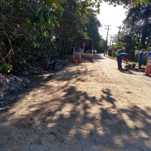 Caraguatatuba realiza nivelamento e recolocação de bloquetes em vias da Martim de Sá e Porto Novo