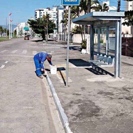 Prefeitura de Caraguatatuba inicia trabalho de limpeza e manutenção de abrigos de ônibus na região central