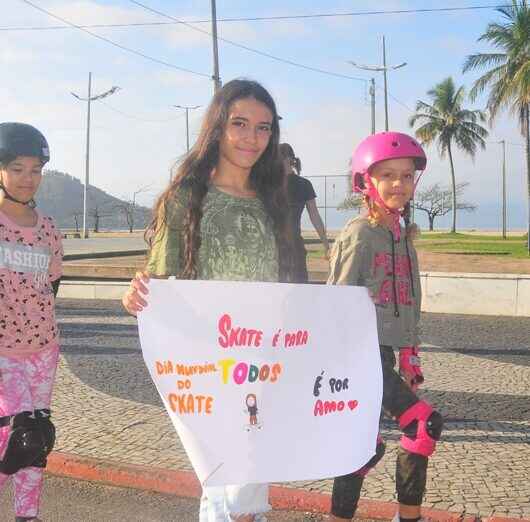 Dia Mundial do Skate é comemorado em Caraguatatuba com café da manhã e passeio de alunos pelo Centro