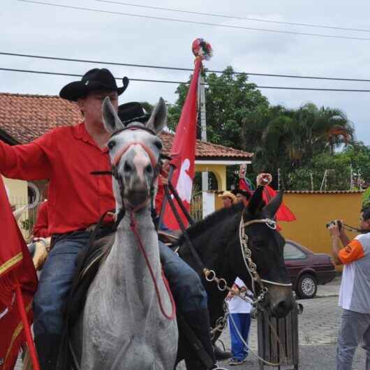 Missas, cavalgada e ‘afogado’ marcam encerramento da 31ª Festa do Divino Espírito Santo em Caraguatatuba, no domingo