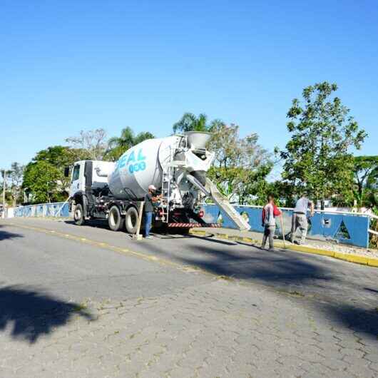 Secretaria de Obras Públicas recupera calçada na ponte da Avenida Rio de Janeiro, no Jardim Primavera