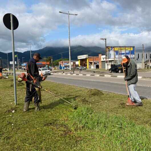 Prefeitura de Caraguatatuba realiza serviços de limpeza e reparos em diversos locais da cidade