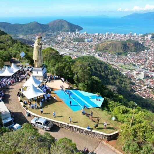 Festas religiosas mobilizam milhares de pessoas em Caraguatatuba