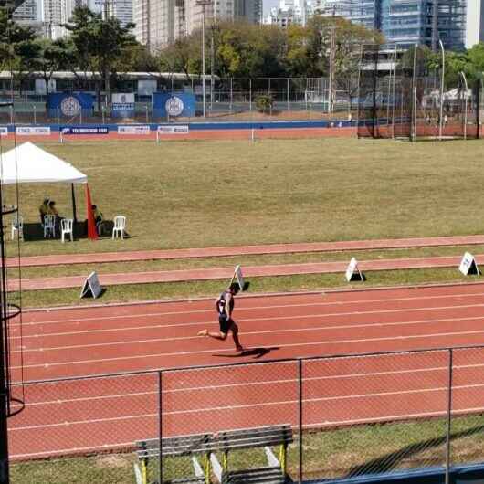 #PraCegoVer: Atleta de Caraguatatuba corre durante prova em São Paulo (Foto: Reprodução/PMC)