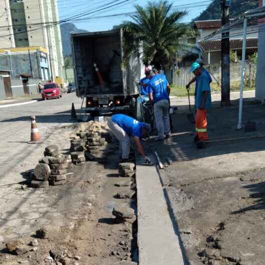 Prefeitura de Caraguatatuba faz nivelamento de bloquetes e colocação de sarjetas em avenida do bairro Sumaré