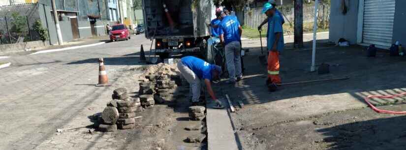 Prefeitura de Caraguatatuba faz nivelamento de bloquetes e colocação de sarjetas em avenida do bairro Sumaré