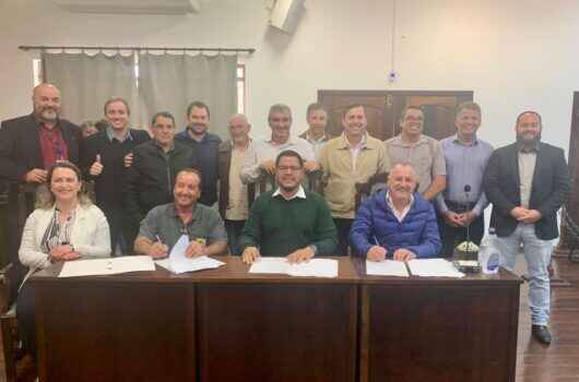 Prefeito de Caraguatatuba assina protocolo para aderir ao Consórcio Intermunicipal Três Rios e beneficiar produtores rurais Prefeito de Caraguatatuba assina protocolo para aderir ao Consórcio Intermunicipal Três Rios e beneficiar produtores rurais