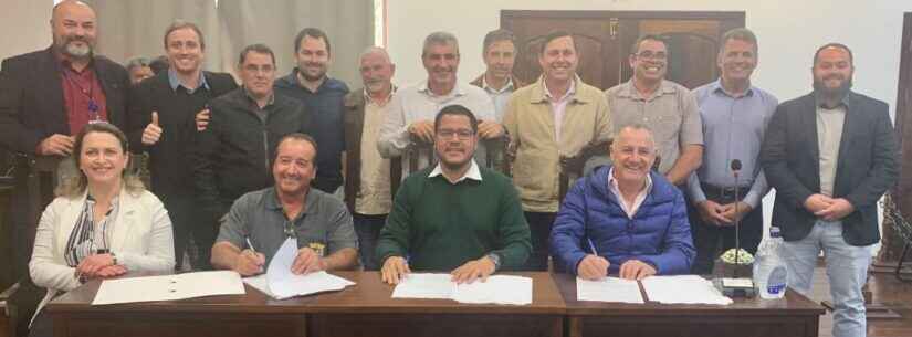 Prefeito de Caraguatatuba assina protocolo para aderir ao Consórcio Intermunicipal Três Rios e beneficiar produtores rurais Prefeito de Caraguatatuba assina protocolo para aderir ao Consórcio Intermunicipal Três Rios e beneficiar produtores rurais