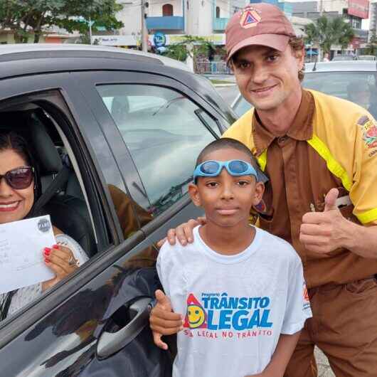 Alunos da rede municipal participam de blitz educativa em Caraguatatuba