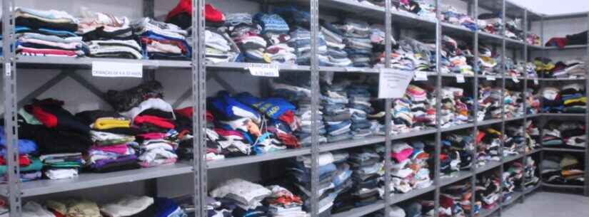 Fundo Social de Caraguatatuba doa mais de 15 mil peças de roupas e atende 557 famílias no primeiro semestre