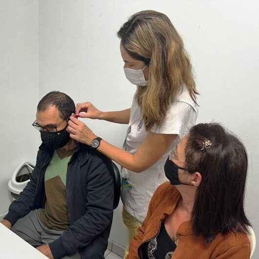 Prefeitura de Caraguatatuba entrega 116 aparelhos auditivos para pacientes do Centro de Especialidades Médicas