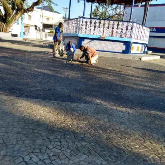 Caraguatatuba realiza manutenção das pedras portuguesas da Praça Cândido Mota Caraguatatuba realiza manutenção das pedras portuguesas da Praça Cândido Mota