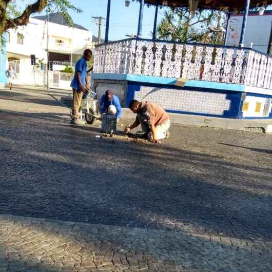 Caraguatatuba realiza manutenção das pedras portuguesas da Praça Cândido Mota