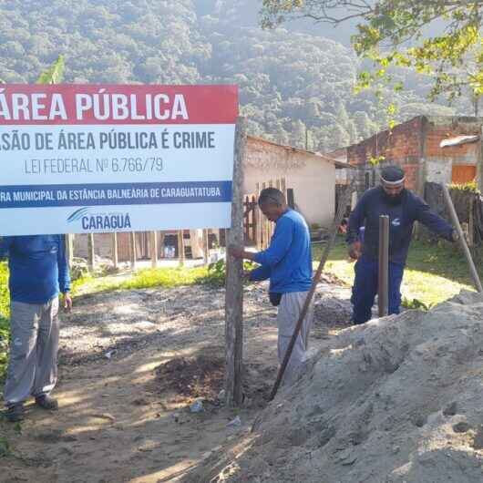 Prefeitura de Caraguatatuba retira cerca de área pública invadida no bairro Jardim Casa Branca