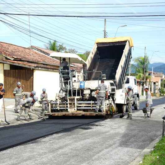 Secretaria de Obras Públicas finaliza pavimentação no bairro Travessão, na região sul de Caraguatatuba