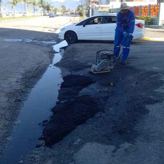 Prefeitura de Caraguatatuba realiza operação Tapa-Buracos e limpeza de pontos de ônibus de Norte a Sul da cidade