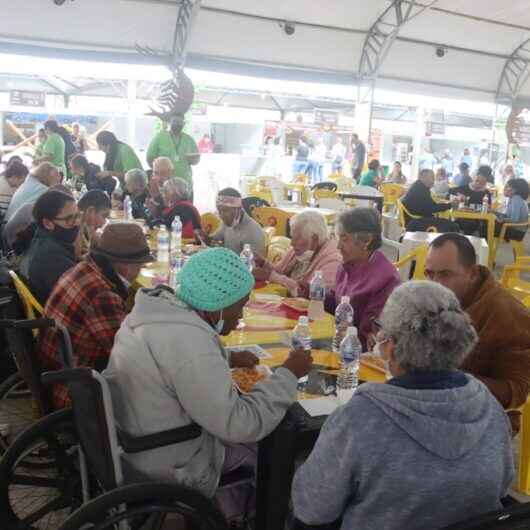 Idosos e PcD atendidos no Centro Dia do Ciapi passeiam e conhecem o Festival o Camarão