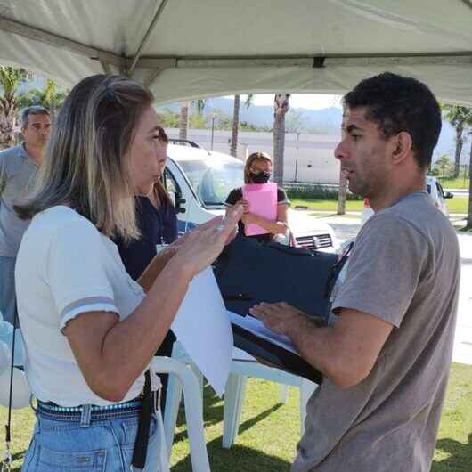 Sepedi auxilia PcD na entrega de currículos para vagas no Hospital Regional do Litoral Norte