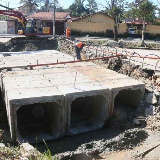 Prefeitura de Caraguatatuba instala aduelas no Canal Extravasor no Pontal Santamarina