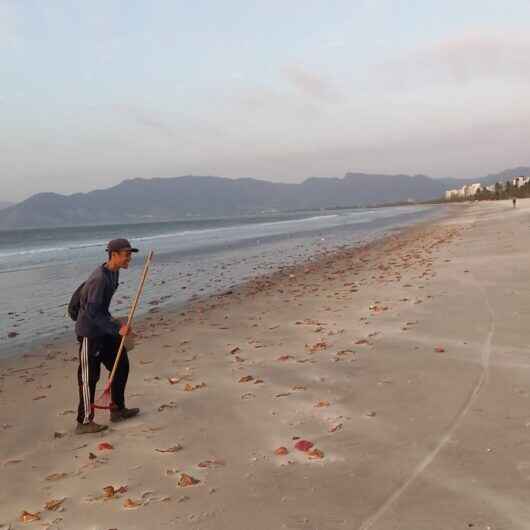 Prefeitura de Caraguatatuba realiza limpeza da Praia do Indaiá e Complexo Turístico do Camaroeiro