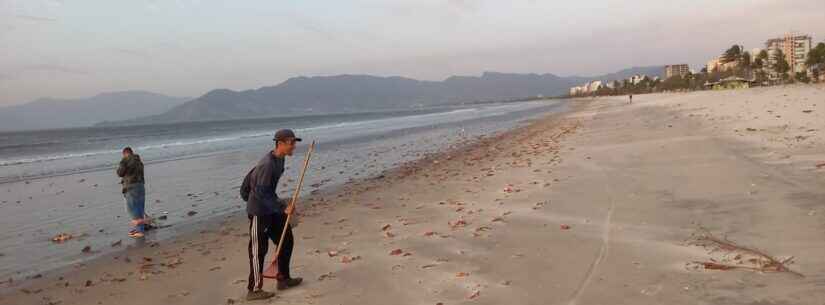 Prefeitura de Caraguatatuba realiza limpeza da Praia do Indaiá e Complexo Turístico do Camaroeiro