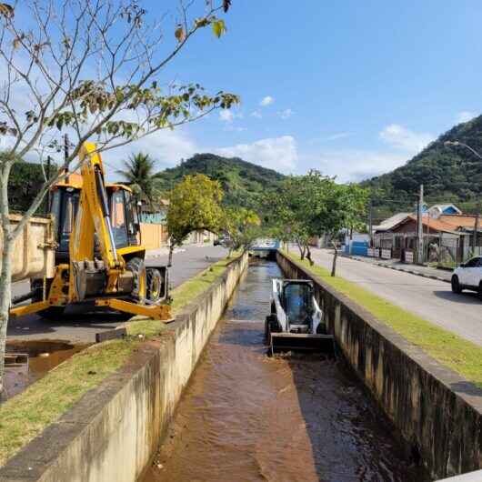 Córrego da Avenida Brasil, no Sumaré, é desassoreado pela Prefeitura de Caraguatatuba Córrego da Avenida Brasil, no Sumaré, é desassoreado pela Prefeitura de Caraguatatuba