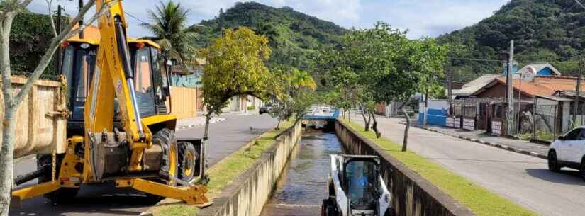 Córrego da Avenida Brasil, no Sumaré, é desassoreado pela Prefeitura de Caraguatatuba
