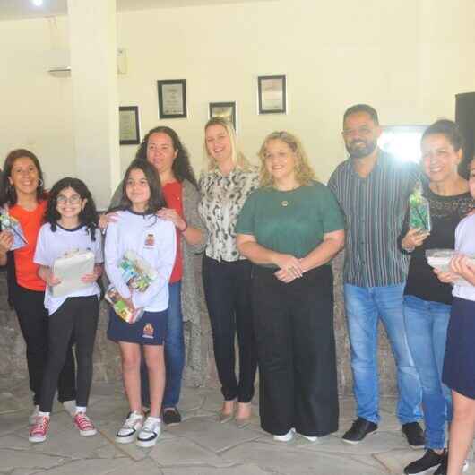 Prefeitura de Caraguatatuba premia alunos do Concurso de Desenho ‘Seu lixo é problema nosso’