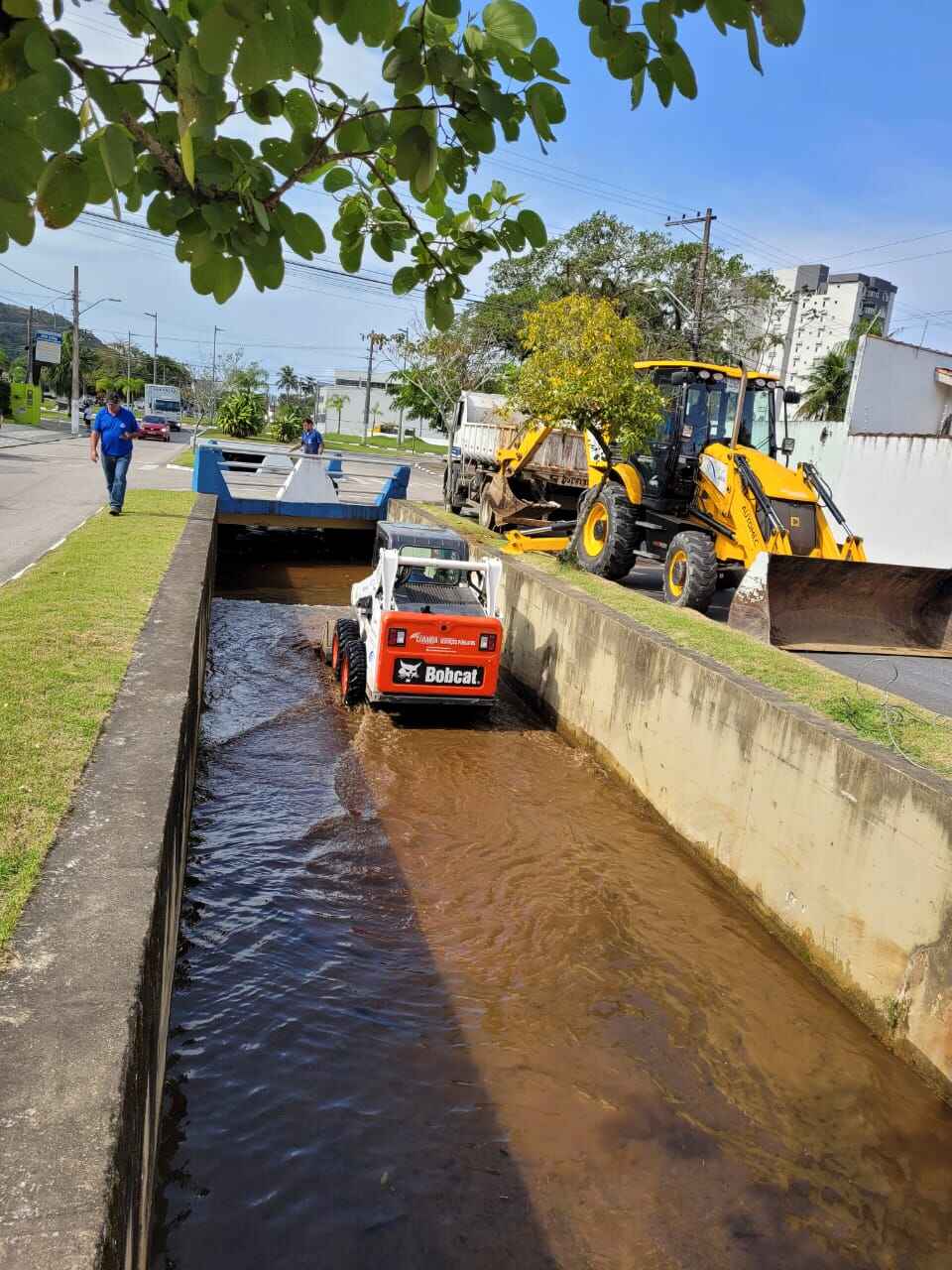 Córrego da Avenida Brasil, no Sumaré, é desassoreado pela Prefeitura de Caraguatatuba