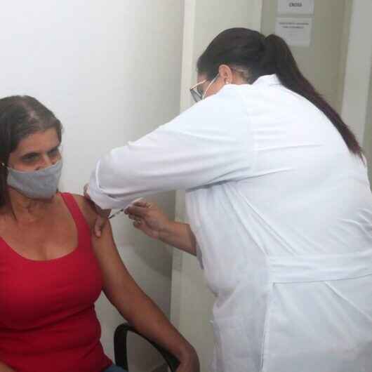 Mais de 55% da população de Caraguatatuba estão vacinadas com dose de reforço contra Covid-19 e imunização segue 24h