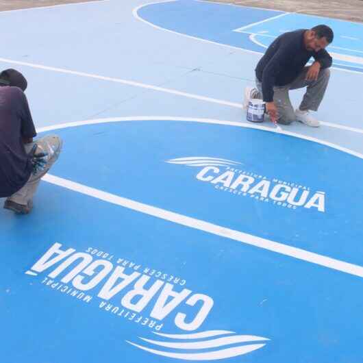 Quadra de basquete da Praça Ton Ferreira recebe nova demarcação em Caraguatatuba