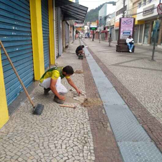 Calçadão Santa Cruz recebe recuperação dos mosaicos de pedras portuguesas em Caraguatatuba