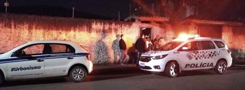 Fiscalização da Prefeitura e Polícia Militar fecham festa clandestina em Caraguatatuba Fiscalização da Prefeitura e Polícia Militar fecham festa clandestina em Caraguatatuba