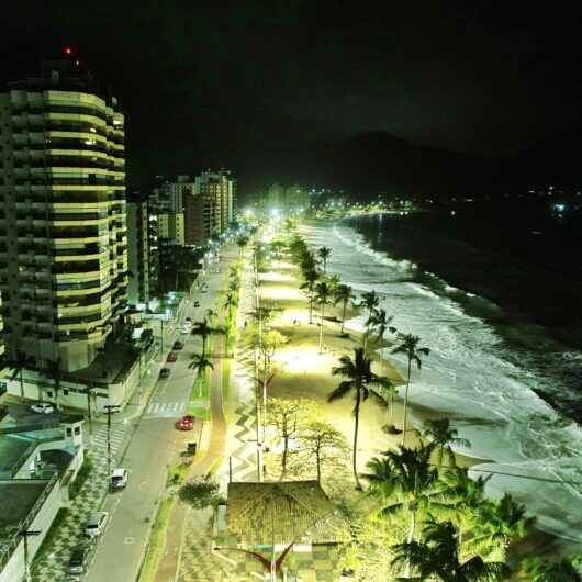 Prefeito de Caraguatatuba entrega nova iluminação da orla da praia da Martim de Sá com luminárias LED