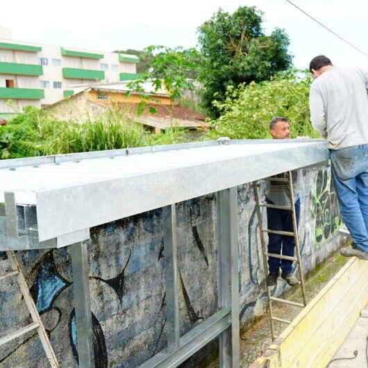Prefeitura de Caraguatatuba instala novos abrigos de ônibus na cidade