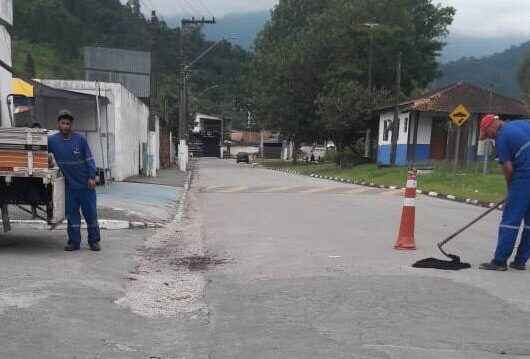 Prefeitura de Caraguatatuba continua com operação Tapa-Buracos e limpeza de pontos de ônibus