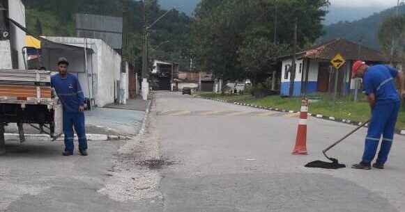 Prefeitura de Caraguatatuba continua com operação Tapa-Buracos e limpeza de pontos de ônibus