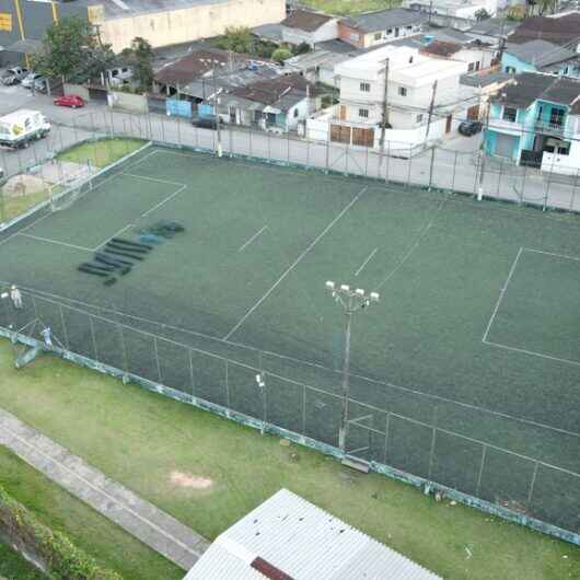 Prefeitura de Caraguatatuba inicia revitalização de campos e quadras de society, tênis e beach tennis