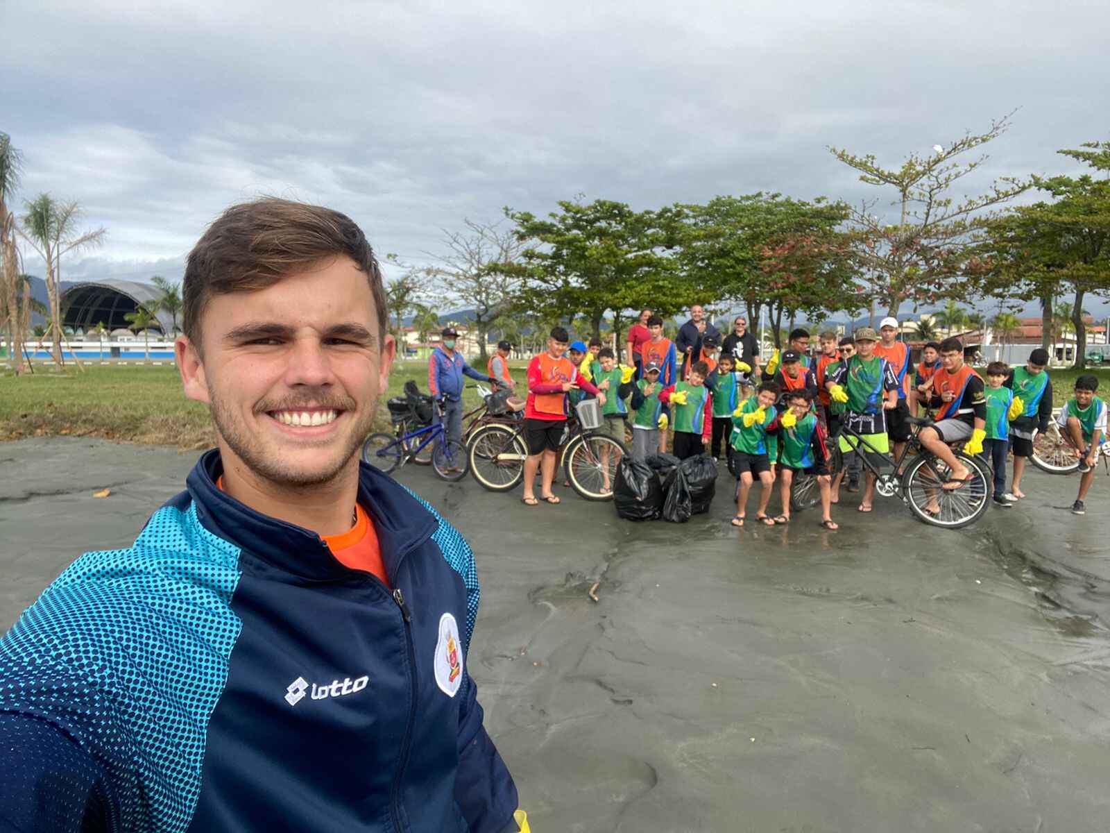Alunos de Futebol de Caraguatatuba realizam ação de limpeza de praia voluntária durante final de semana
