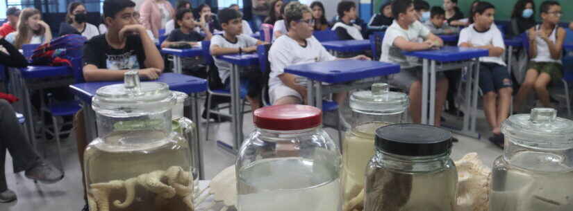 Prefeitura de Caraguatatuba recebe educador do CEBImar para realizar palestra em escola pública municipal