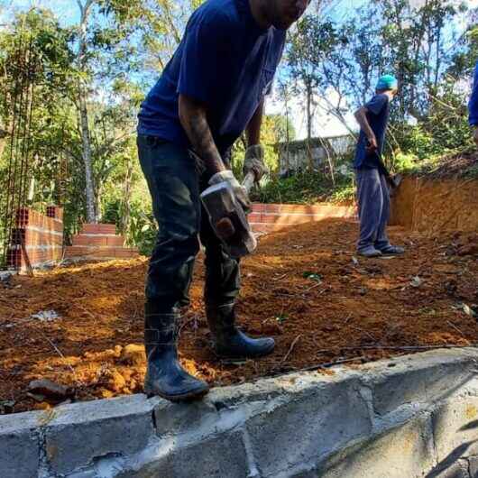 Obra irregular é demolida em área pública no bairro Jaraguazinho