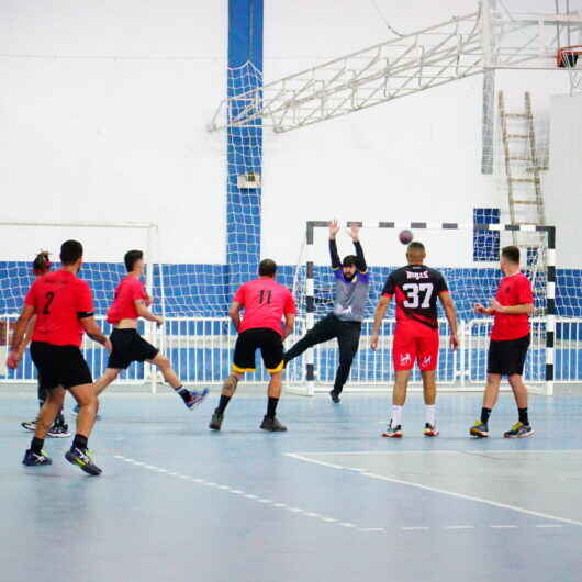 Jogos Regionais: Caraguatatuba disputa partidas no Handebol Masculino e provas de Natação neste final de semana