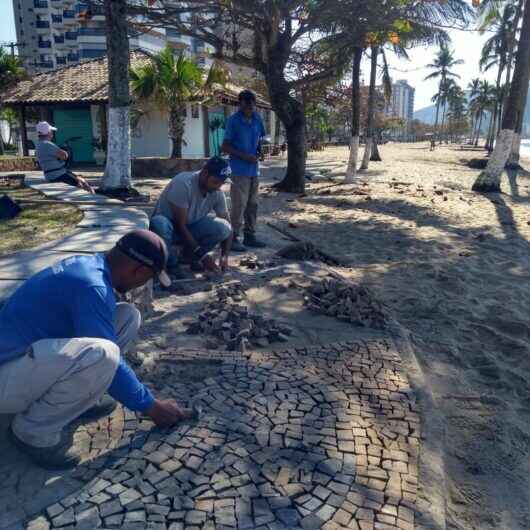 Prefeitura de Caraguatatuba recupera mosaicos de pedras portuguesas na orla da Martim de Sá