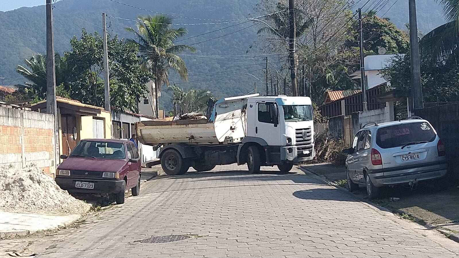 #PraTodosVerem: Máquina e caminhão carregam resíduos retirados do bairro Jetuba, durante Bota Fora da Secretaria de Serviços Públicos (Foto: Divulgação/PMC)