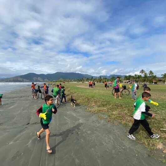 Alunos de Futebol de Caraguatatuba realizam ação de limpeza de praia voluntária durante final de semana