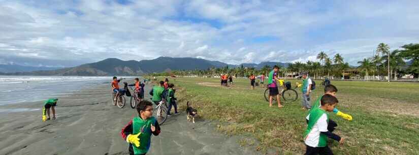 Alunos de Futebol de Caraguatatuba realizam ação de limpeza de praia voluntária durante final de semana