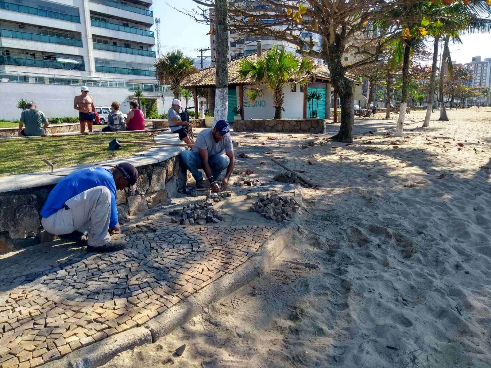 Prefeitura de Caraguatatuba recupera mosaicos de pedras portuguesas na orla da Martim de Sá