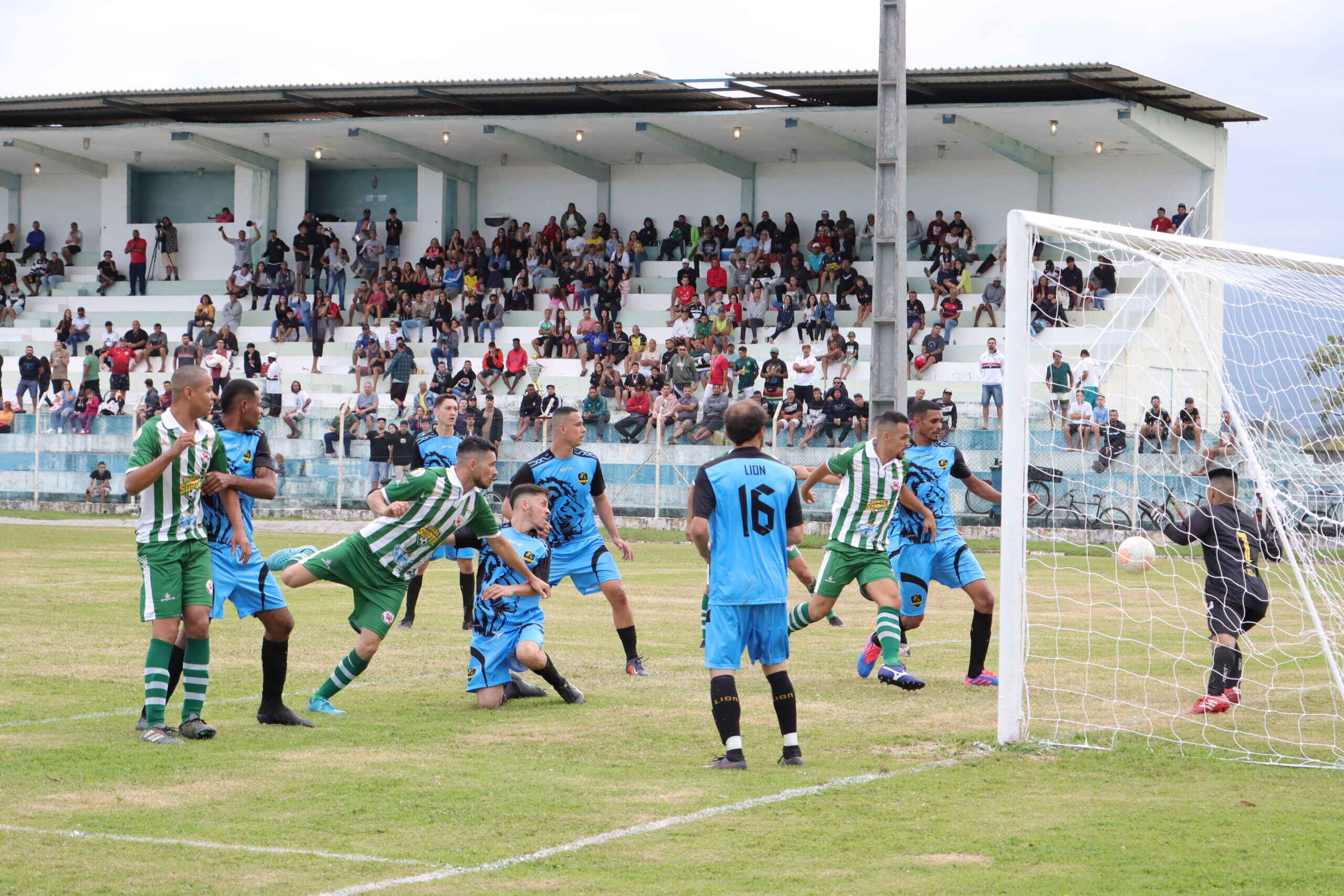 Time de futebol americano de Caraguatatuba vence partida em São